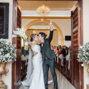Casal saindo da igreja